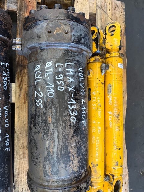 Volvo L 110 F/L120F USED HYDRAULIC CYLINDER komplqetbsiłowników do ładowarki