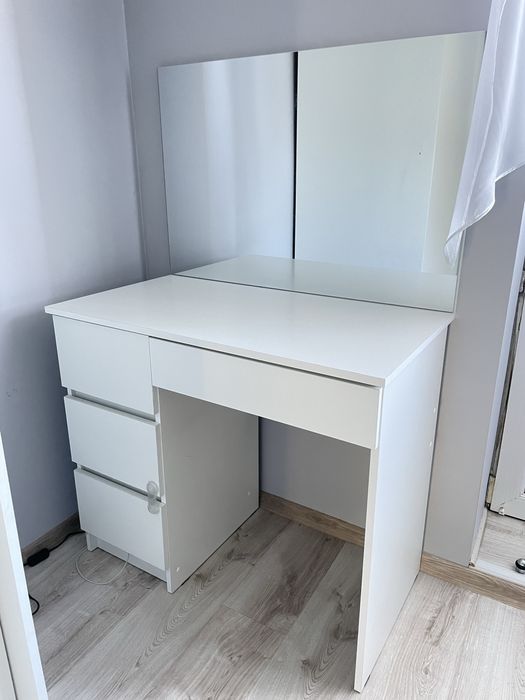 Biala toaletka z lustrem biurko z szufladami