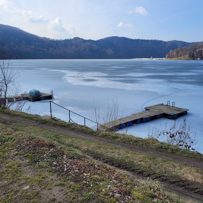 Domek holenderski nad Jeziorem Rożnowskim