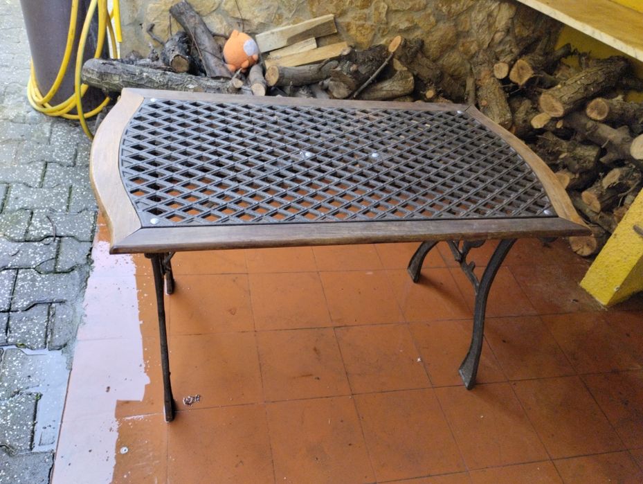 Mesa em ferro e madeira exterior