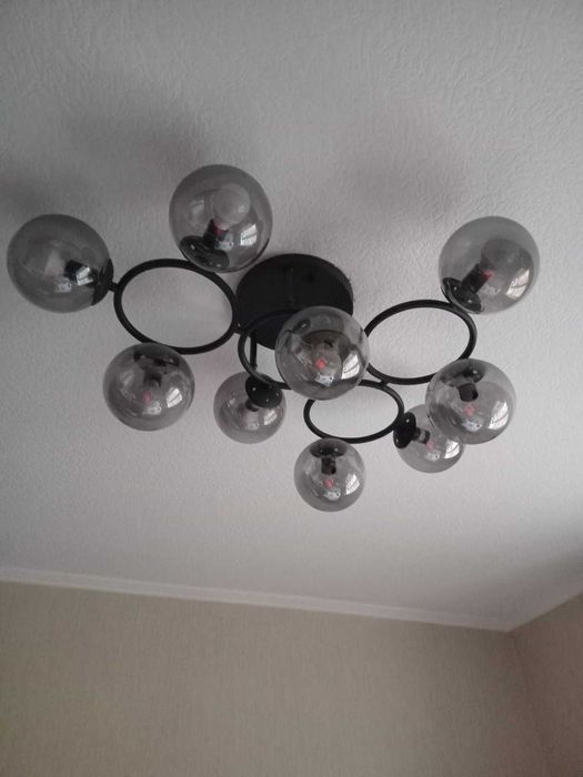 Люстра - "молекула" с оригинальным дизайном