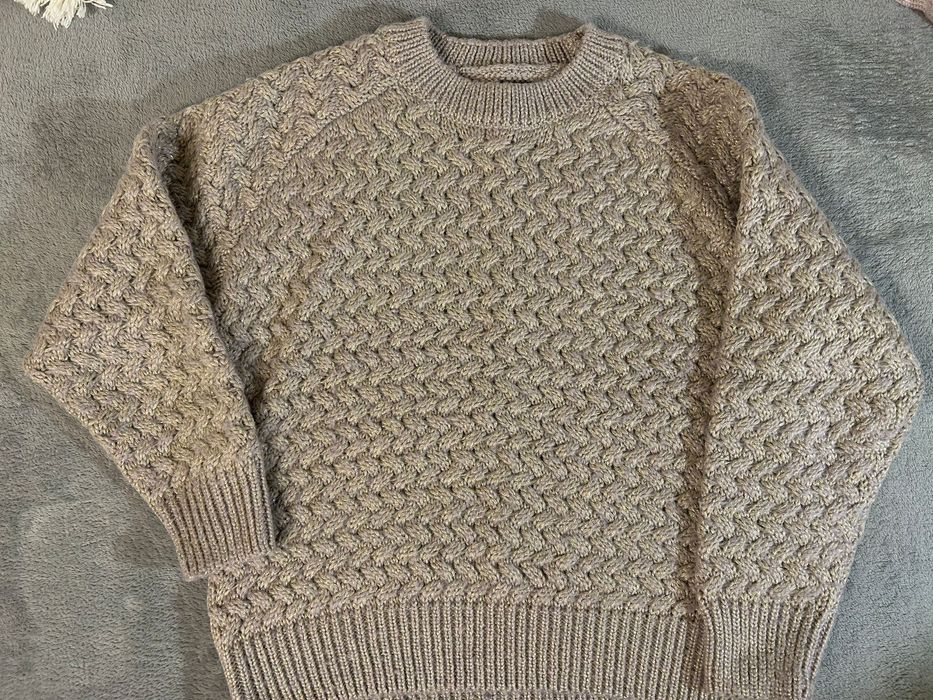 Elegancki sweter fioletowo-szary ze złotą nitką