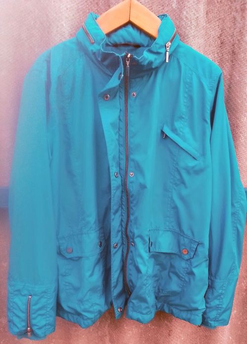 Продам жіночу куртку .