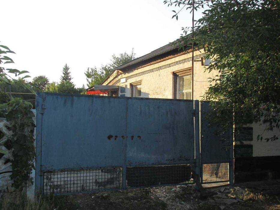 Продам 1/2 частину газифікованого будинку з окремим двором по вул. Кременчуцькій (р-н пл. Покровської)