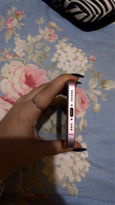 Iphone 15 128gb cor de rosa + 29 capas