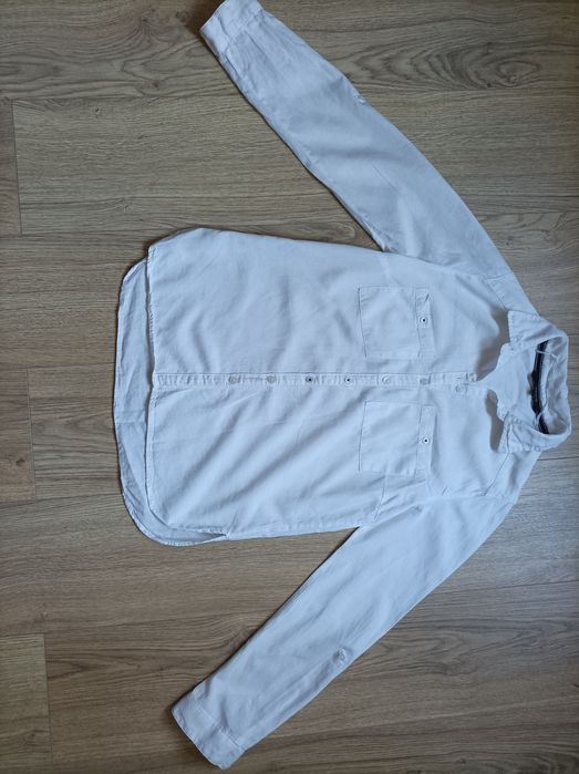 Biała koszula na długi rękaw