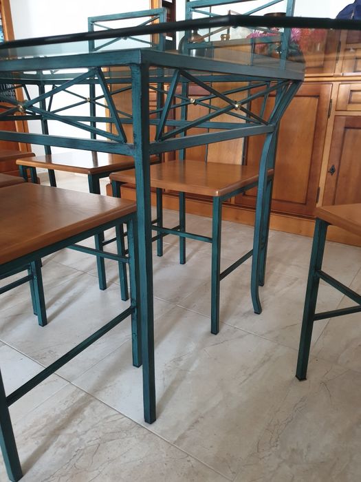 Mesa e 6 cadeiras de sala de jantar