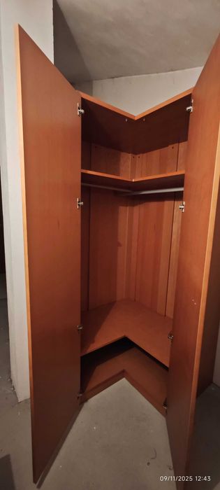 Vendo roupeiro de canto, em madeira Faia, em bom estado.