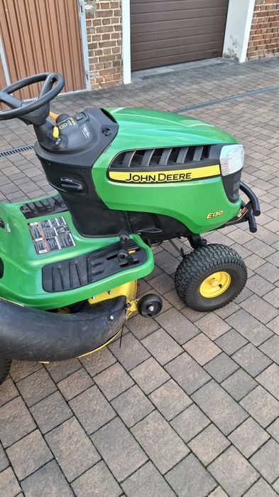 Kosiarka traktorek do koszenia John Deere E130
