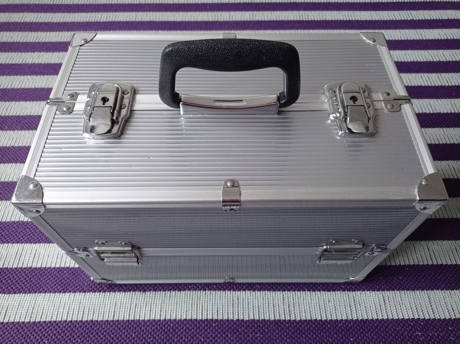 Metalowy kuferek dla wizażystki jak nowy skrzynka na narzędzia