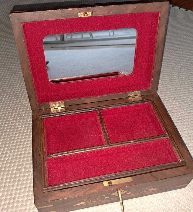 Guarda jóias de madeira com embutidos dourados