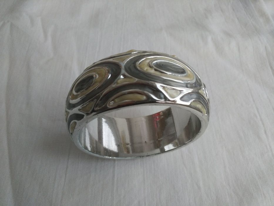 Pulseira cinzenta e branca, como nova