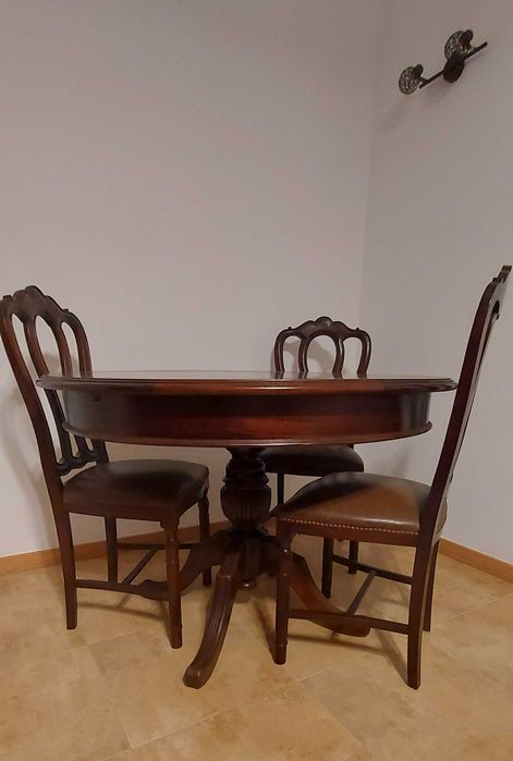 Mesa de jantar e 4 cadeiras estilo clássico