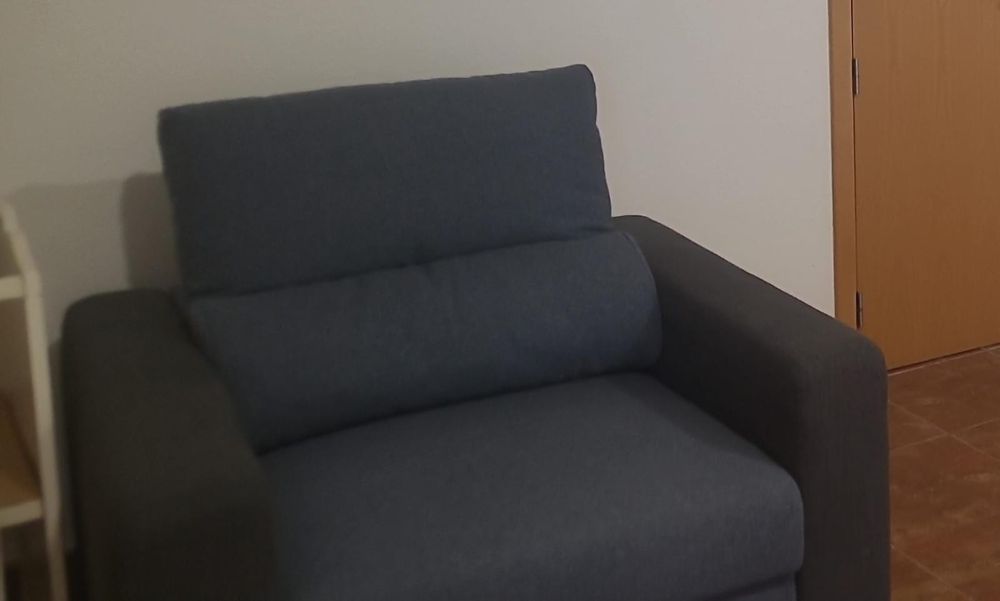 Poltrona com assento retrátil e encosto reclinavel