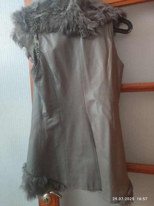 Жилетка шкіряна, хутро коза