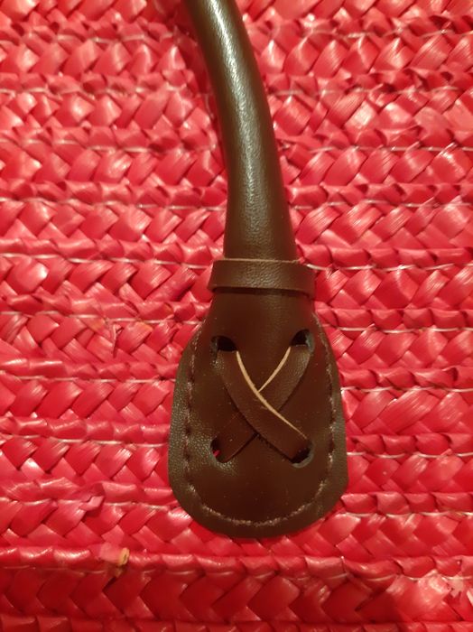 Cesto em palha vermelho