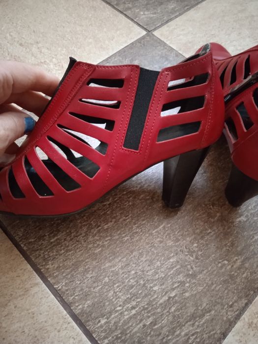 Czerwone eleganckie skóra botki letnie