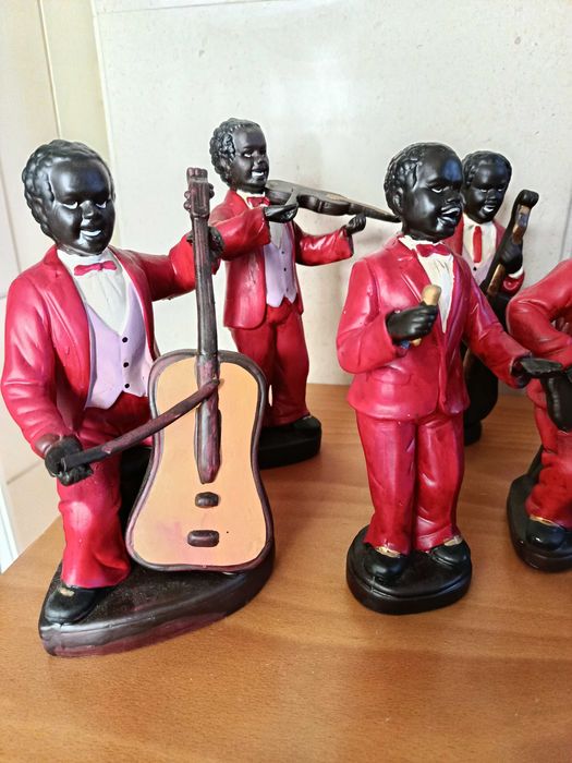 Banda de 6 músicos fatos vermelhos sem autor conhecido