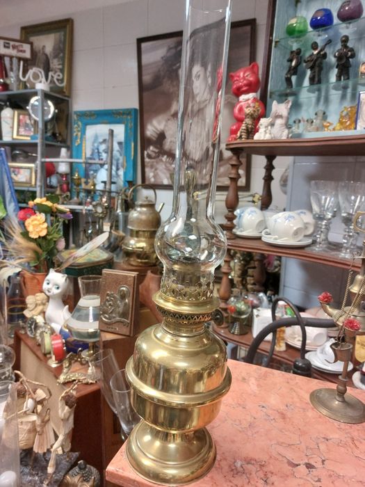 Candeeiro a querosone antigo em latão 

Estado impecável.

Altura - 40