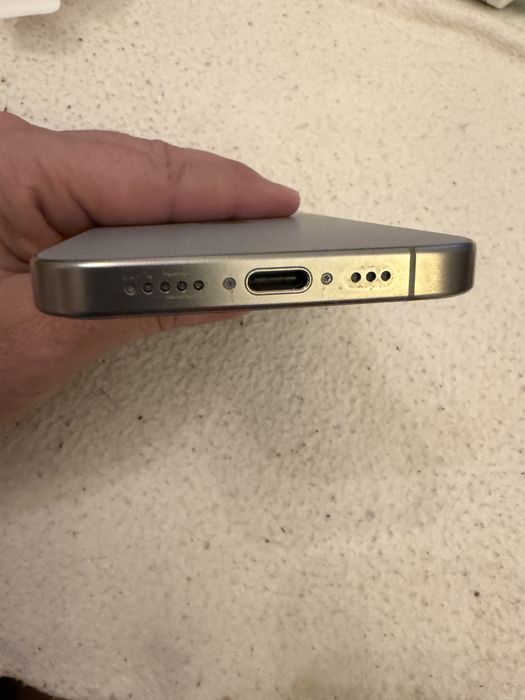 Iphone 15 pro . Tytan naturalny