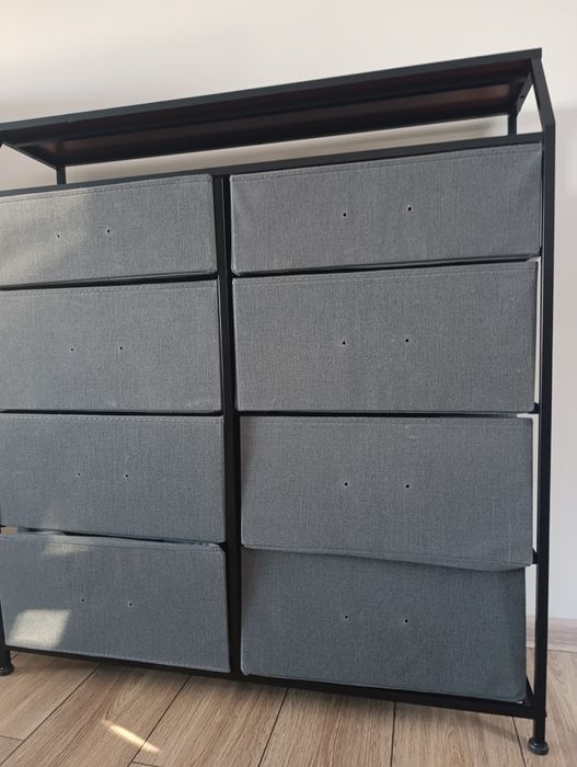 Czarna komoda materiałowa z 8 szufladami