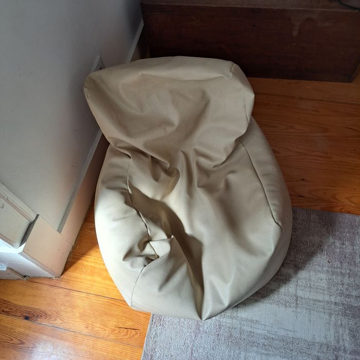 Pouf cor creme, com forma de cadeira