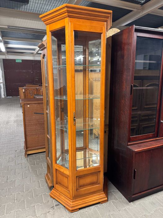 Witryna z podświetleniem witryna drewniana kredens orzech