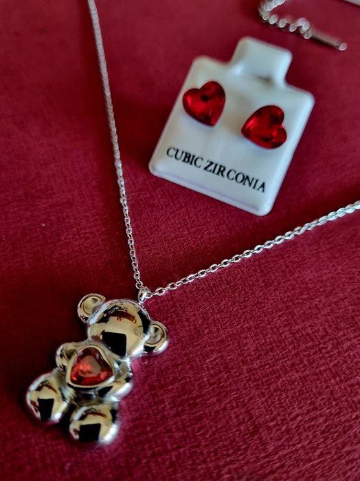 Conjunto prateado (colar + brincos), em aço, coração vermelho.