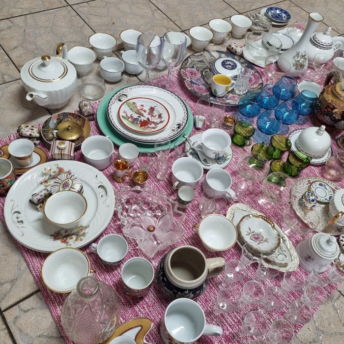 Coleção com cerca de 300 peças de porcelana japonesa, Vista Alegre etc