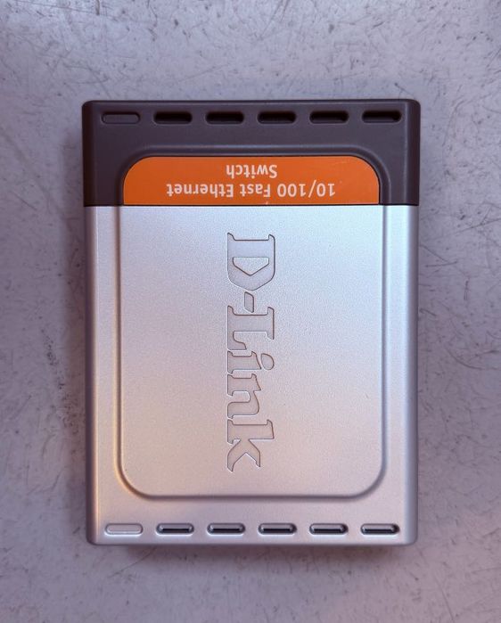 Zestaw D-Link: router DI-524 + switche DES-1005D i DES-1008D + zasilacze