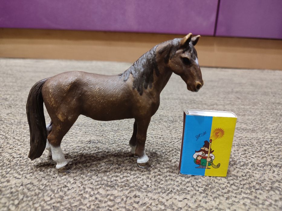 Іграшковий пластиковий кінь