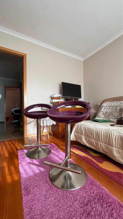 Mesa de sala e bancos