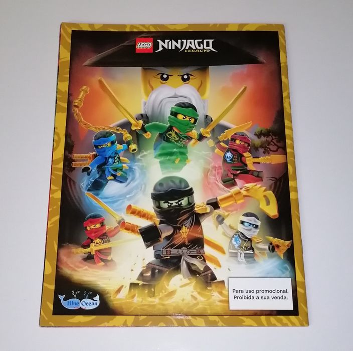Caderneta de cromos Lego Ninjago.