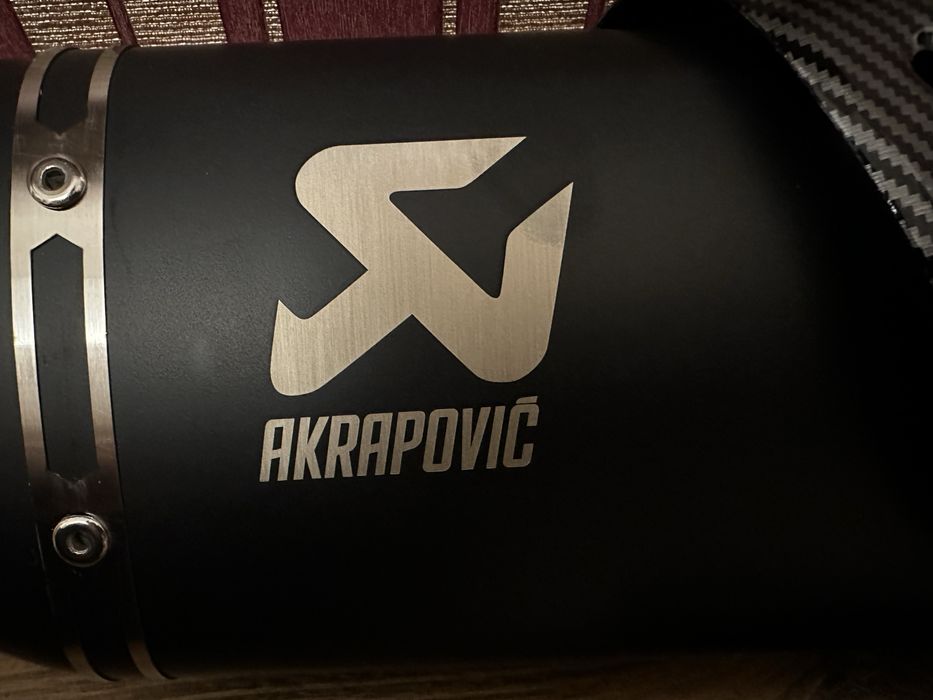 Глушник akrapovic чорний,карбонова накладка