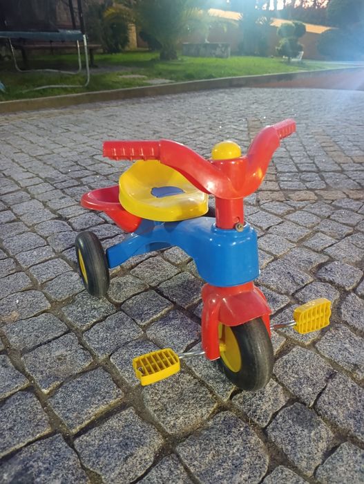 Vendo triciclo em bom estado com pouco uso.