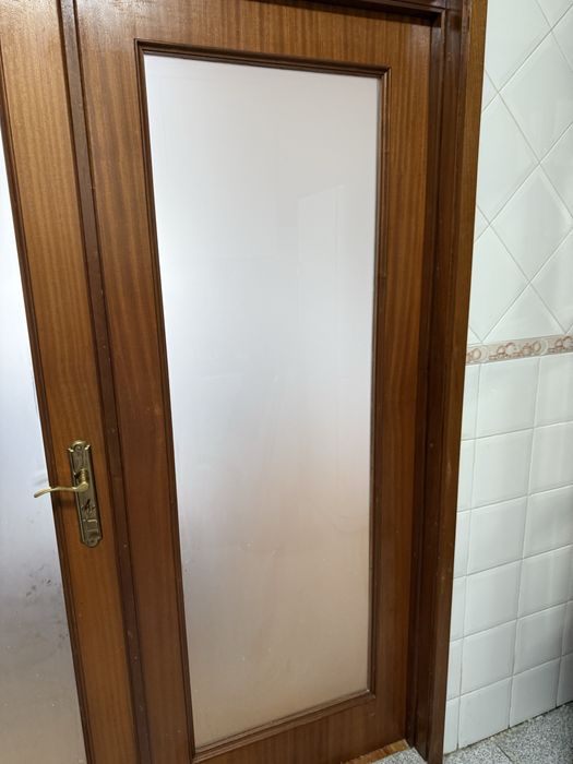 Conjunto de 2 portas interiores em madeira com vidro fosco