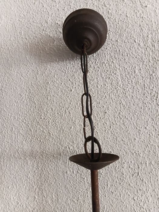 Armadura de suspensão ou lustre antigo estilo medieval.