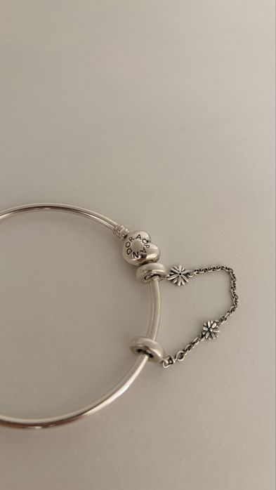 Pulseira Pandora Rígida em Prata (Como Nova) + Charms Originais