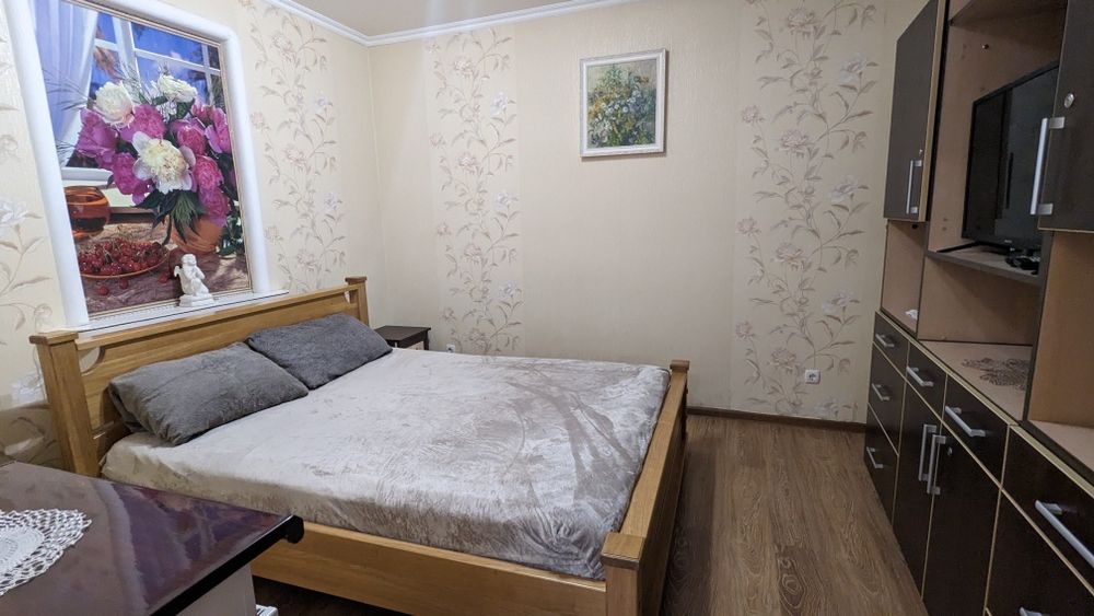 1 поверх. Не просто 2 кім квартира 2км-центра, 500м-ЖД, є ще 2 кв