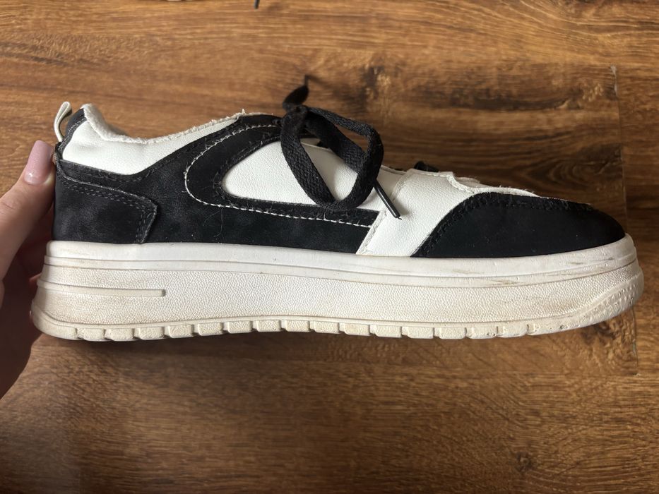 Взуття. Кросівки БУ