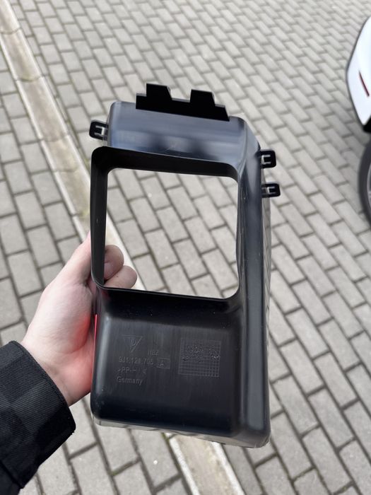 9J1121705A Воздуховод за жалюзями лівий Taycan Porsche