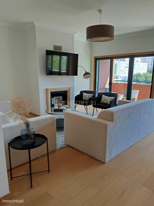 Viva com Conforto e Elegância em Paço de Arcos | T3 em condomínio com