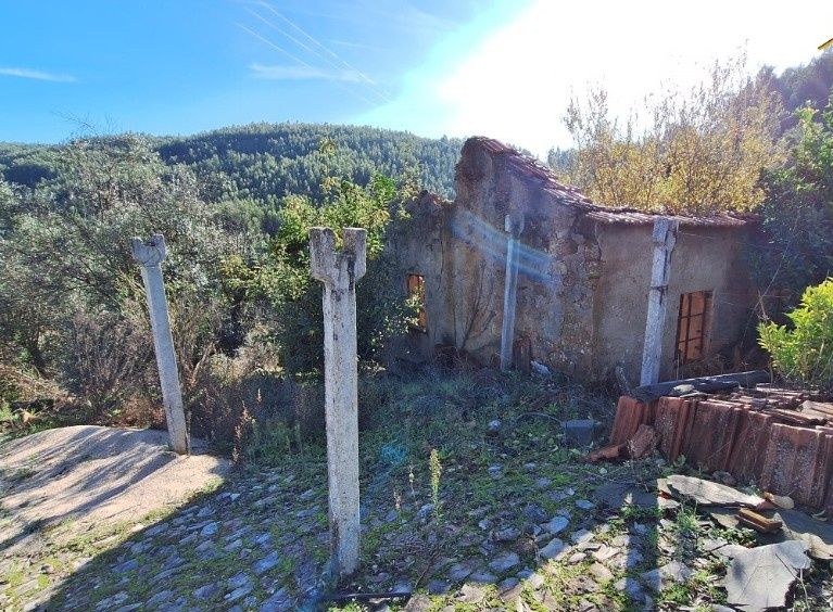 Ruína na aldeia de Faval em Sobral