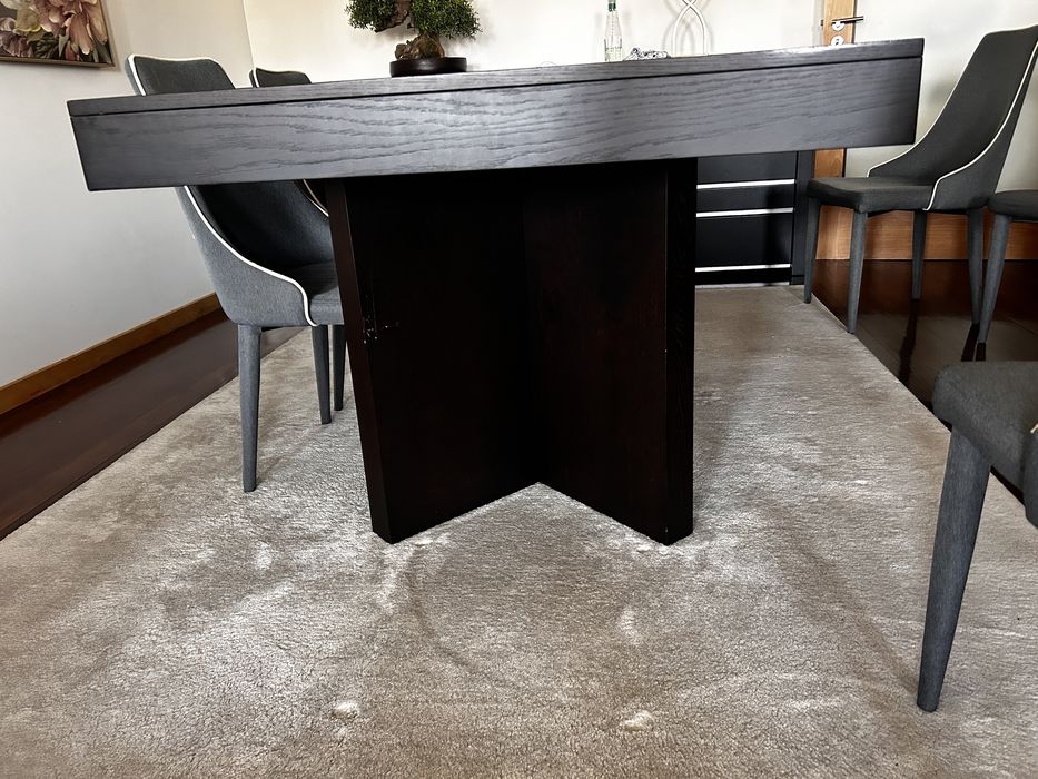 Mesa de jantar com marcas de uso