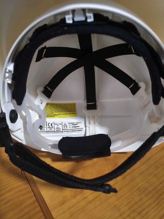 Capacete de proteção com viseira integrada