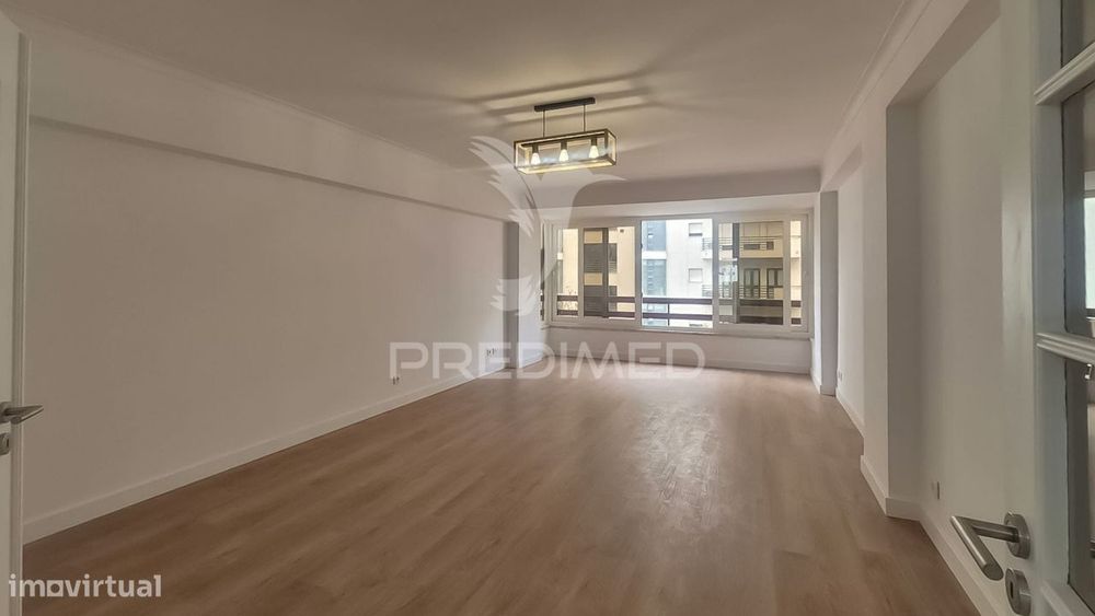 Apartamento T3 totalmente remodelado, situado na prestigiada Estrad...