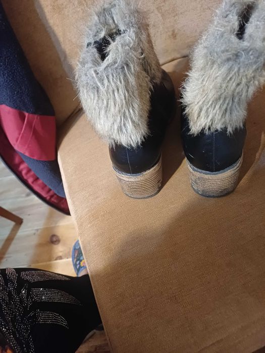 Dwie pary botków damskich.