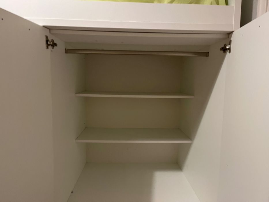 Cama elevada com arrumação