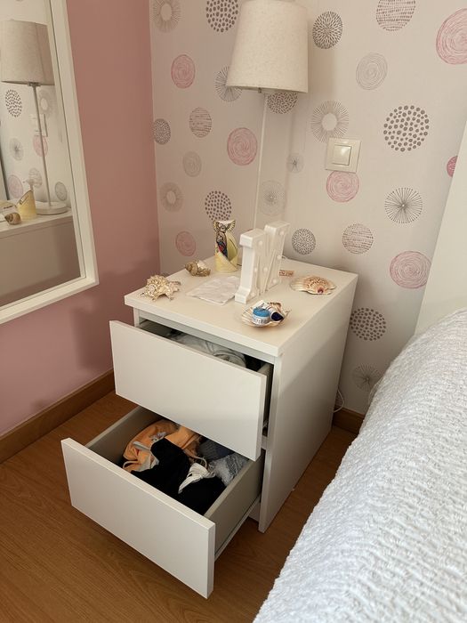 Mesinha de cabeceira branca com duas gavetas