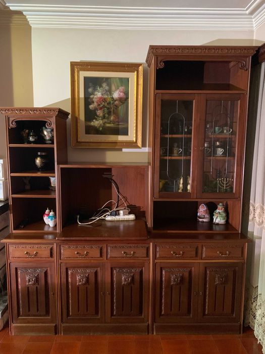 ARMÁRIO LOUCEIRO SALA COM LOCAL PARA TV EM MADEIRA ENTALHADA